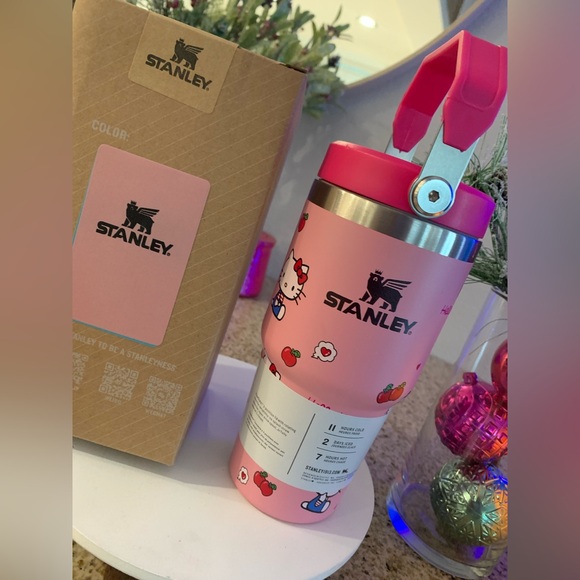 Hello Kitty 20oz Stanley tumbler - Picture 4 of 5